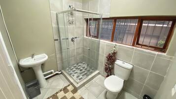 Basic Double Room | Bathroom