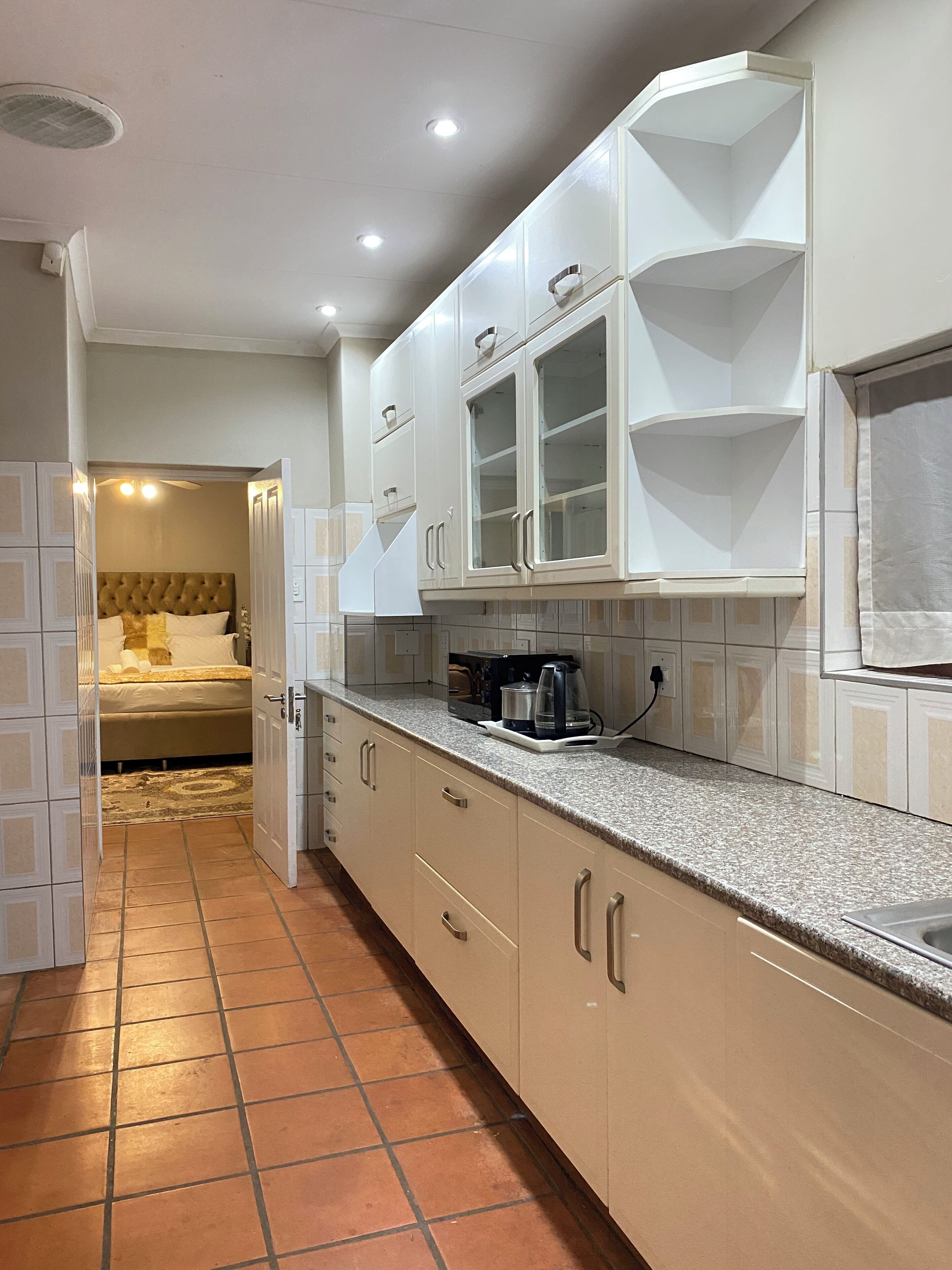 Deluxe Suite | Private kitchen | Fridge, microwave, cookware/dishes/utensils