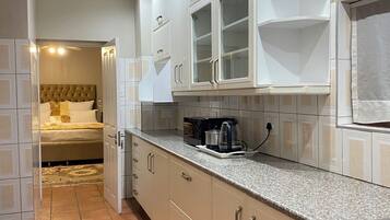 Deluxe Suite | Private kitchen | Fridge, microwave, oven, stovetop