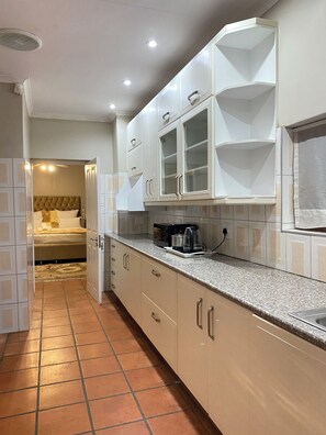 Deluxe Suite | Private kitchen | Fridge, microwave, oven, stovetop