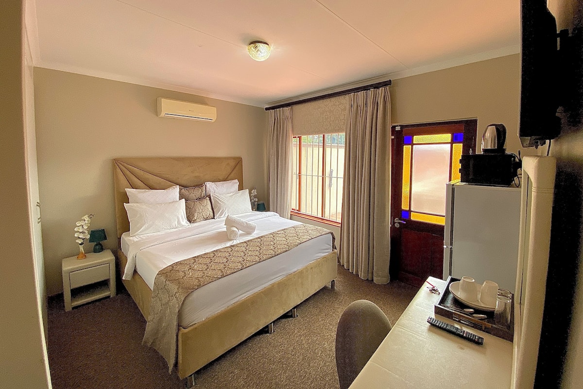 Suite | Free WiFi, bed sheets