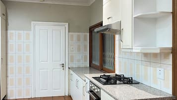 Suite Deluxe | Cocina privada | Frigorífico, microondas y utensilios de cocina