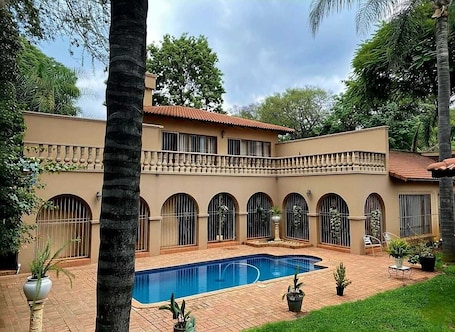 Front of property - evening/night. Kloofyard Guesthouse