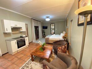 Basic Double Room | Free WiFi, bed sheets - Kloofyard Guesthouse (Pretoria)