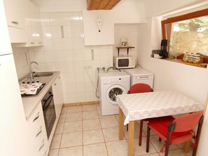 ثلاجة، فرن، موقد طهي مسطح، غسالة أطباق