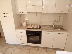 ثلاجة، فرن، موقد طهي مسطح، غسالة أطباق