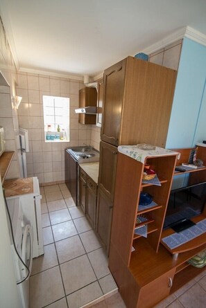 Kühlschrank, Mikrowelle, Herdplatte, Geschirrspüler