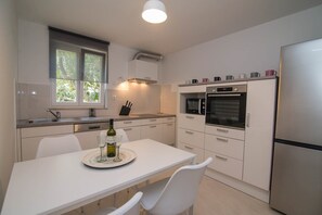 Fridge, cookware/dishes/utensils - Complex 8 / Apartment Valdarke A3 (Veli Lošinj)