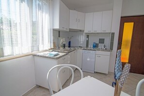 Fridge, stovetop, dishwasher, cookware/dishes/utensils - Complex 8 / Jasna 1- Valdarke (Veli Lošinj)