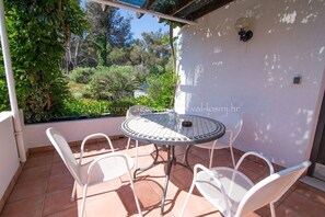 Outdoor dining - Complex 8 / Jasna 2 Valdarke (Veli Lošinj)