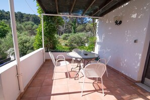 Outdoor dining - Complex 8 / Jasna 2 Valdarke (Veli Lošinj)