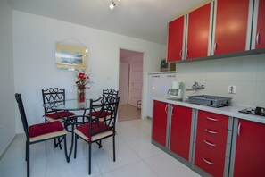 Fridge, stovetop, cookware/dishes/utensils - Artatore apartments / Sofia 2 (Mali Lošinj)