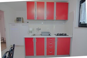 Fridge, stovetop, cookware/dishes/utensils - Artatore apartments / Sofia 2 (Mali Lošinj)