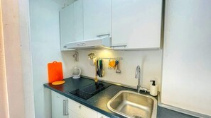 Kühlschrank, Mikrowelle, Herdplatte, Wasserkocher mit Kaffee-/Teezubehör