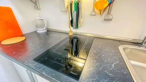 Kjøleskap, mikrobølgeovn, kokeplater og kaffetrakter/tekoker