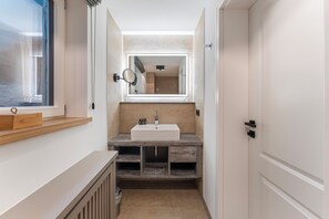 Dusj, hårføner og håndklær