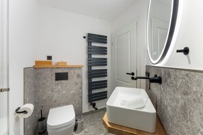 Douche, sèche-cheveux, serviettes fournies