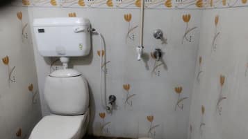 Deluxe eenpersoonskamer | Badkamer | Een douche, gratis toiletartikelen