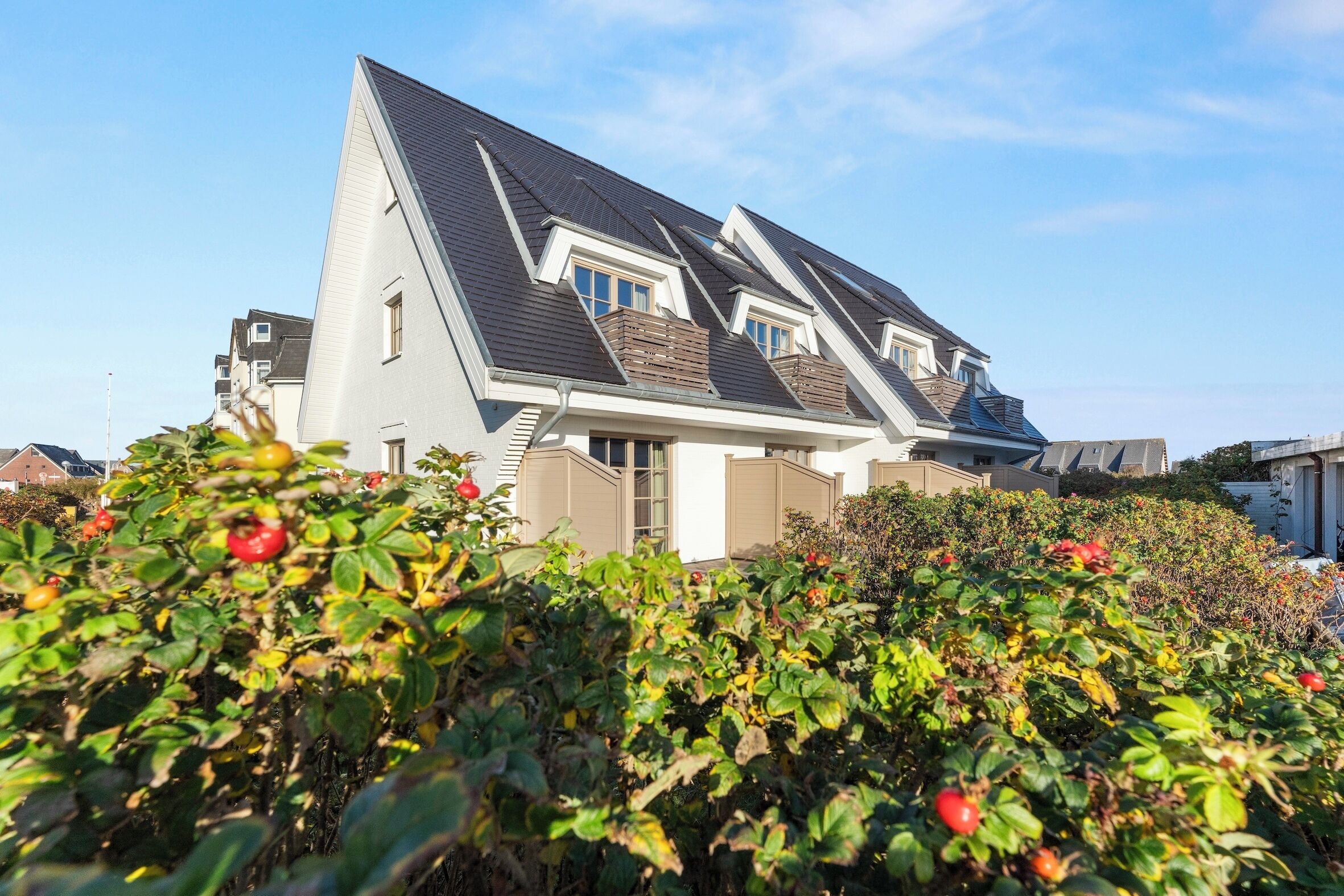 Ein modernes Haus mit geneigtem Dach und Dachgauben.