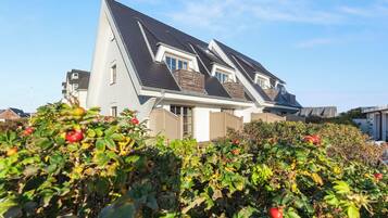 Ein modernes Haus mit geneigtem Dach und Dachgauben.