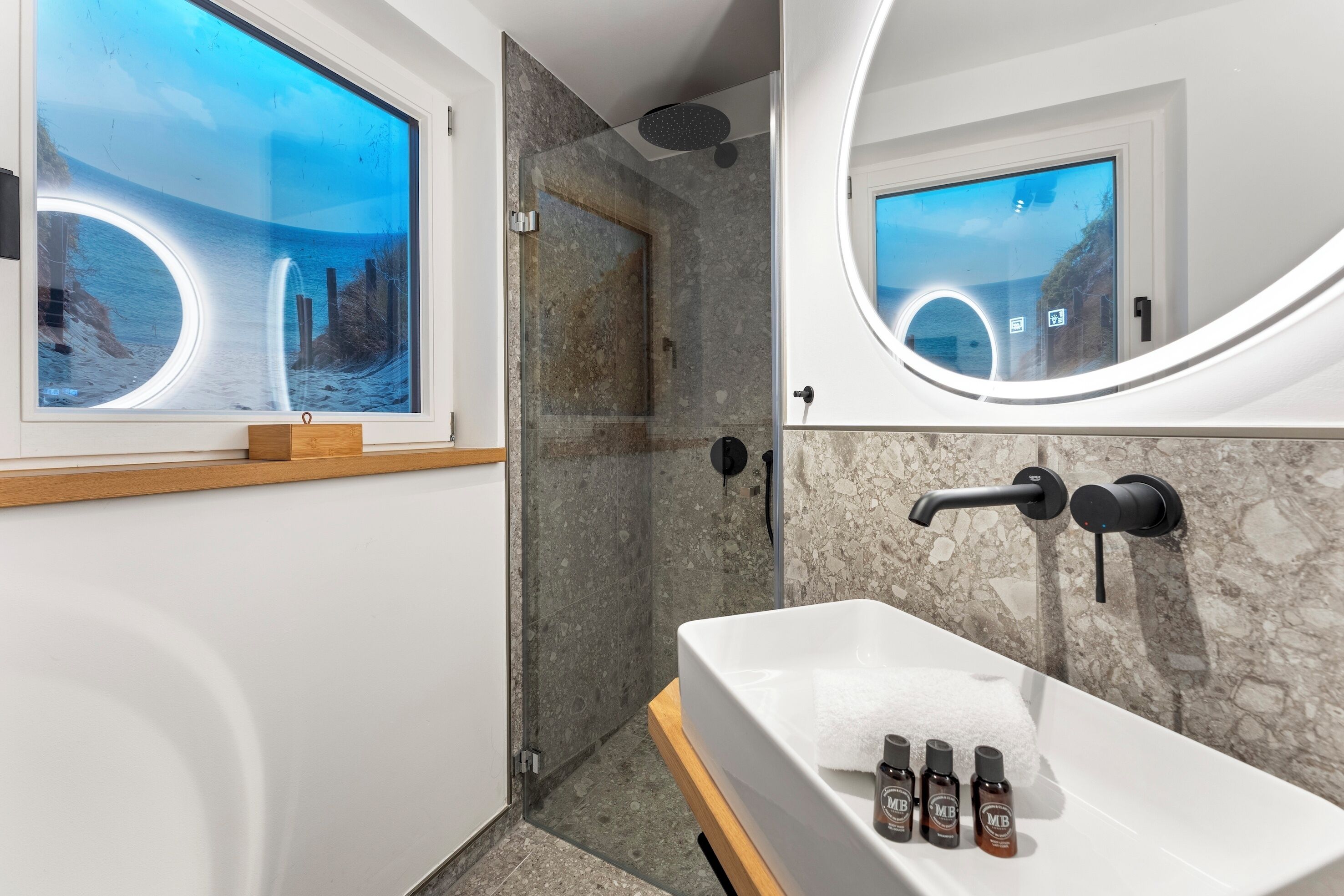 Een douche, een haardroger, handdoeken