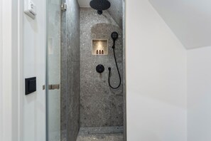 Dusche, Haartrockner, Handtücher