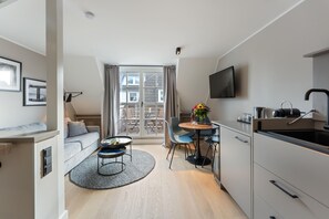 Eine moderne Wohnung mit Wohnbereich, Küche und Essbereich.