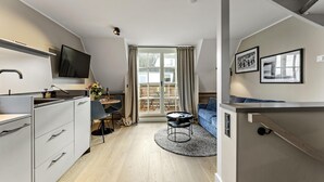 A modern apartment with a kitchen, dining area, and living room. - Dependance Windrose 274 (Wenningstedt-Braderup (Sylt))