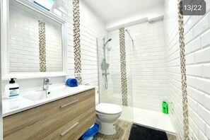 Haartrockner, Handtücher, Seife, Toilettenpapier