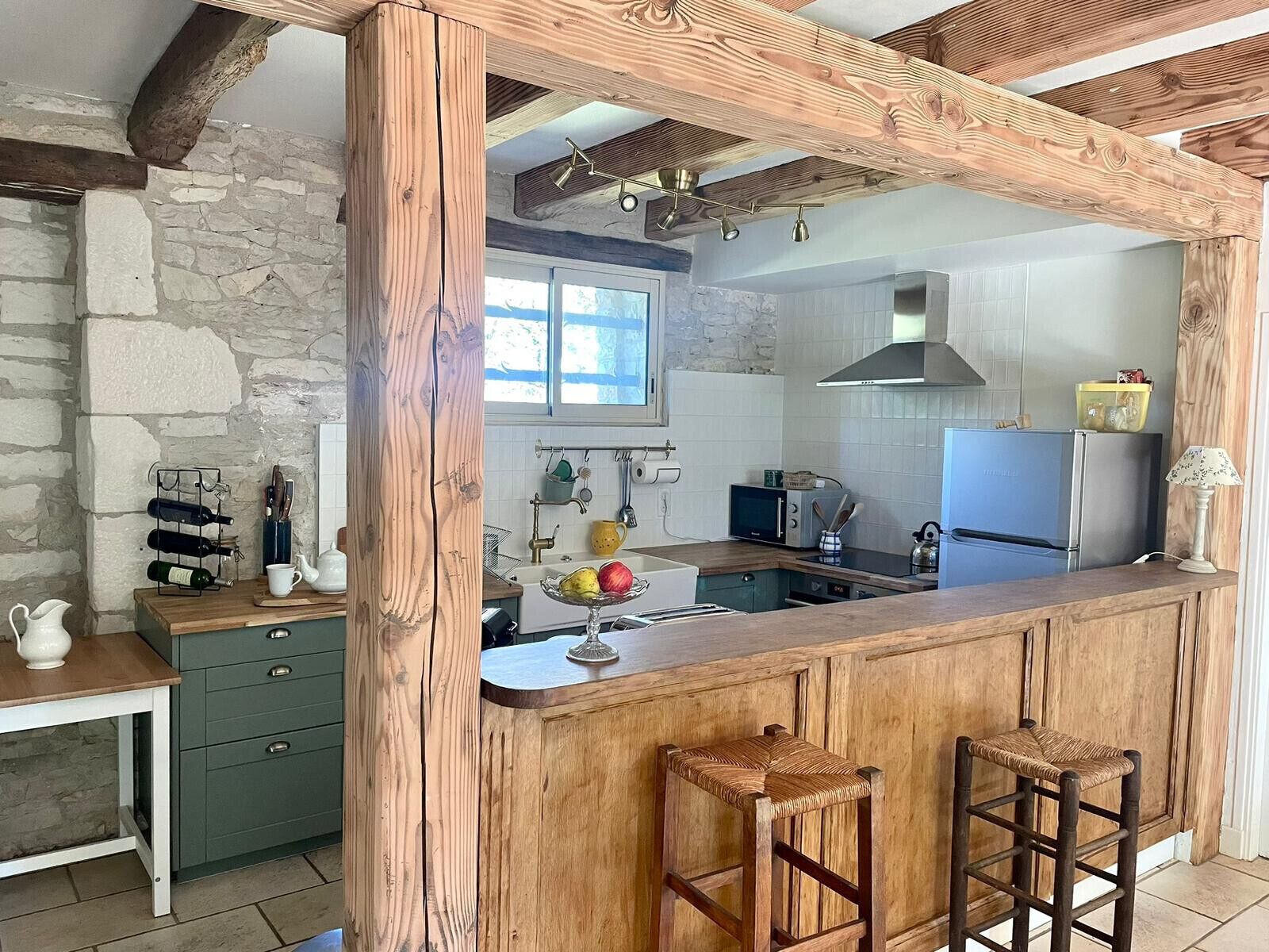 Een koelkast, een microgolfoven, een oven, een vaatwasser