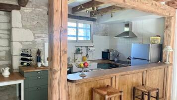 Een koelkast, een microgolfoven, een oven, een vaatwasser