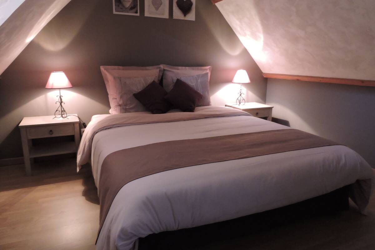 Chambre Quadruple Familiale, vue cour intérieure | Fer et planche à repasser, Wi-Fi gratuit