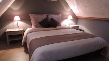 Chambre Quadruple Familiale, vue cour intérieure | Fer et planche à repasser, Wi-Fi gratuit