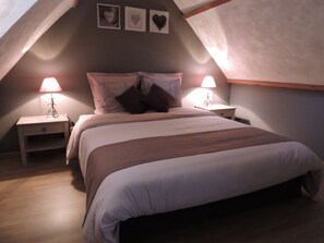 Chambre Quadruple Familiale, vue cour intérieure | Fer et planche à repasser, Wi-Fi gratuit