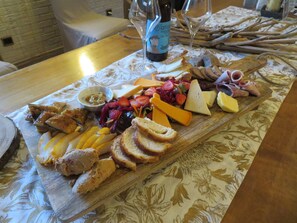 تناول الطعام داخل الغرفة