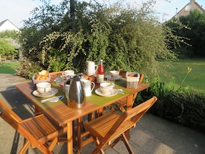 فطور من الأطباق المحلية مجانًا يوميًا