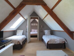 Familjerum för fyra - utsikt mot innergården | Strykjärn/strykbräda och gratis wi-fi