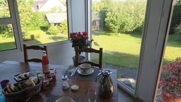 TĂ€gliches inbegriffenes einheimisches FrĂŒhstĂŒck