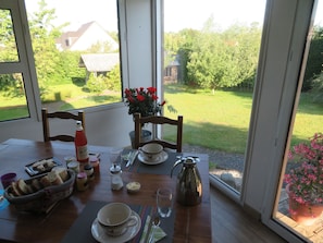 فطور من الأطباق المحلية مجانًا يوميًا