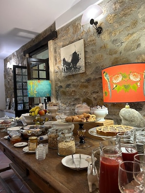 Free daily buffet breakfast