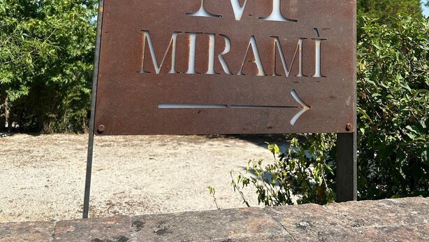 A sign with the text "MIRAMÌ" and an arrow pointing to the right. - Villa Miramì (Saturnia)