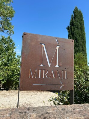 A sign with the text "MIRAMÌ" and an arrow pointing to the right. - Villa Miramì (Saturnia)