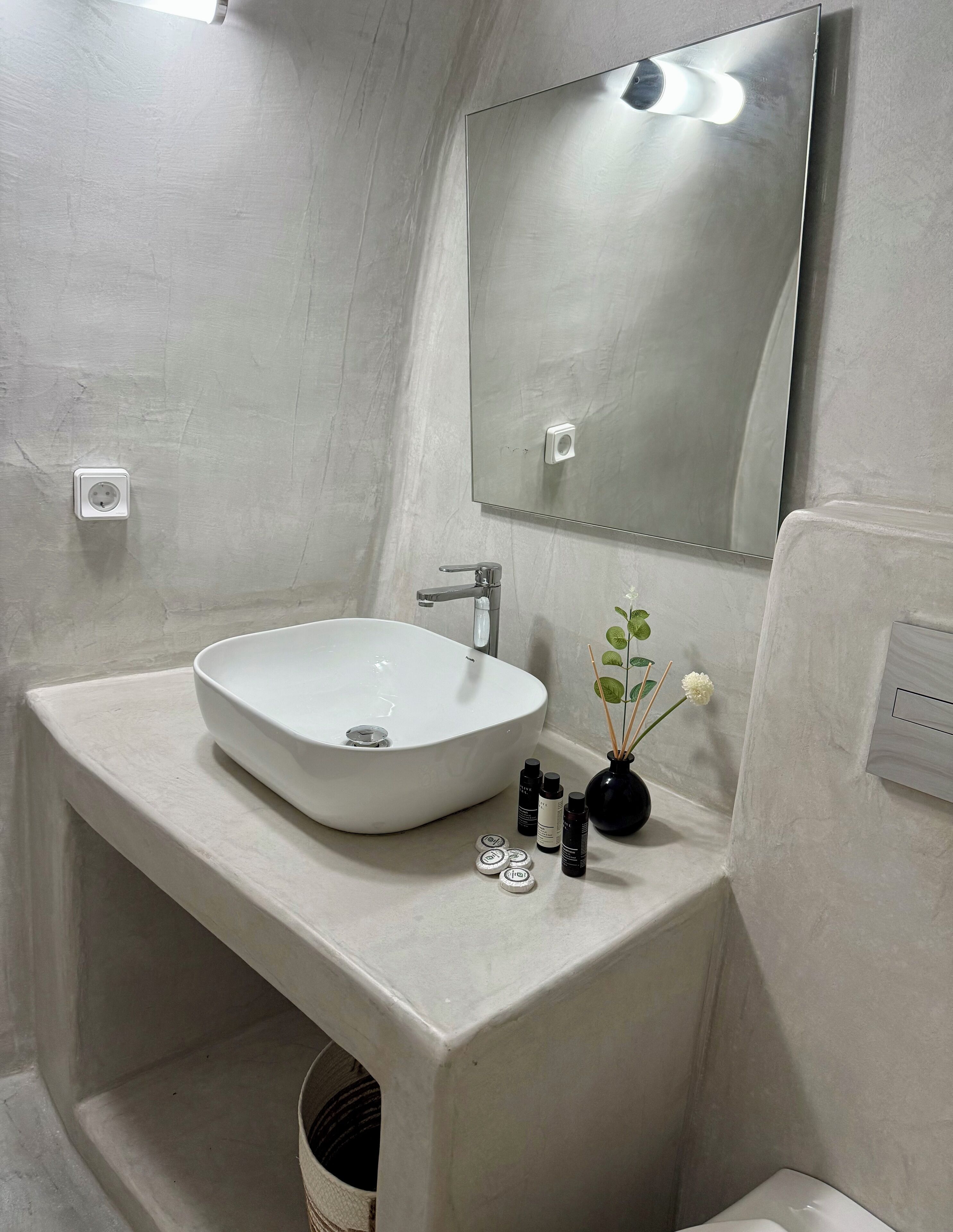 Douche, serviettes fournies, savon, shampoing