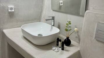 Douche, serviettes fournies, savon, shampoing
