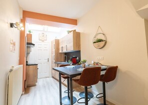 Standard Townhome, 2 Bedrooms, Kitchen | Dapur peribadi | Peti sejuk/penyejuk beku saiz penuh, ketuhar gelombang mikro, ketuhar 