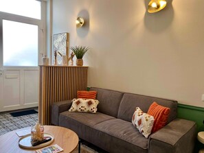 وحدة سكنية متصلة عادية - غرفتا نوم - بمطبخ | منطقة المعيشة