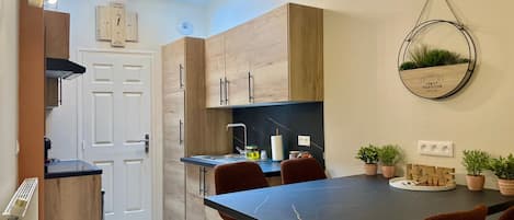 Standard Townhome, 2 Bedrooms, Kitchen | Private kitchenette