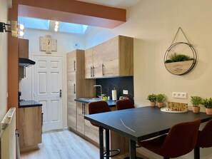 وحدة سكنية متصلة ع�ادية - غرفتا نوم - بمطبخ | مطبخ صغير خاص