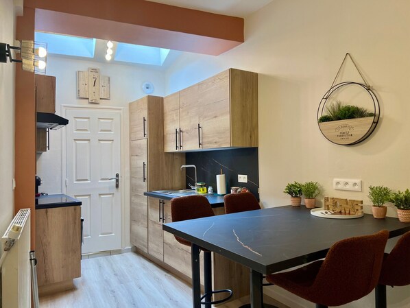 Maison en rangée Standard, 2 chambres, cuisine | Cuisinette privée | Réfrigérateur grande capacité avec congélateur, four à micro-ondes