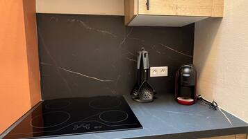 Casa adosada estándar, 2 habitaciones, cocina | Cocina básica privada | Frigorífico grande, microondas, horno y placa de cocina